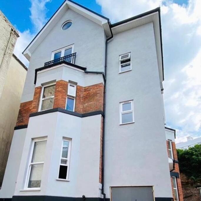 Large, Newly Renovated, Three Bedroom Town Centre Split Level Apartment With Free Parking, Sleeps Seven - Walking Distance To Beach Bournemouth Exteriér fotografie