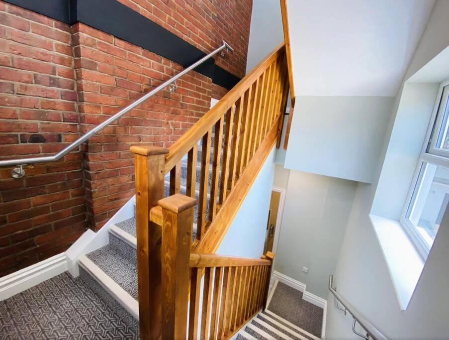 Large, Newly Renovated, Three Bedroom Town Centre Split Level Apartment With Free Parking, Sleeps Seven - Walking Distance To Beach Bournemouth Exteriér fotografie