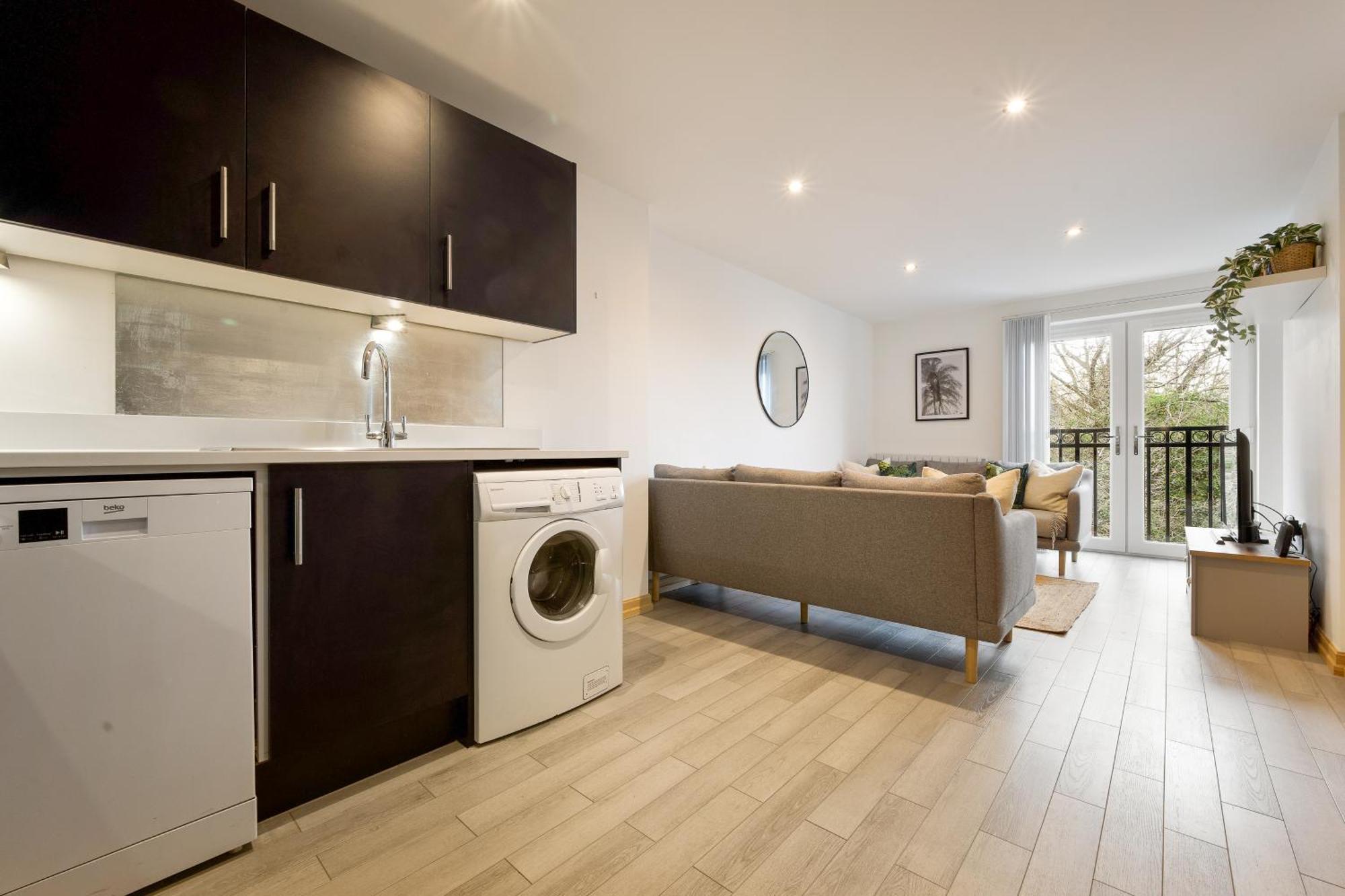 Large, Newly Renovated, Three Bedroom Town Centre Split Level Apartment With Free Parking, Sleeps Seven - Walking Distance To Beach Bournemouth Exteriér fotografie