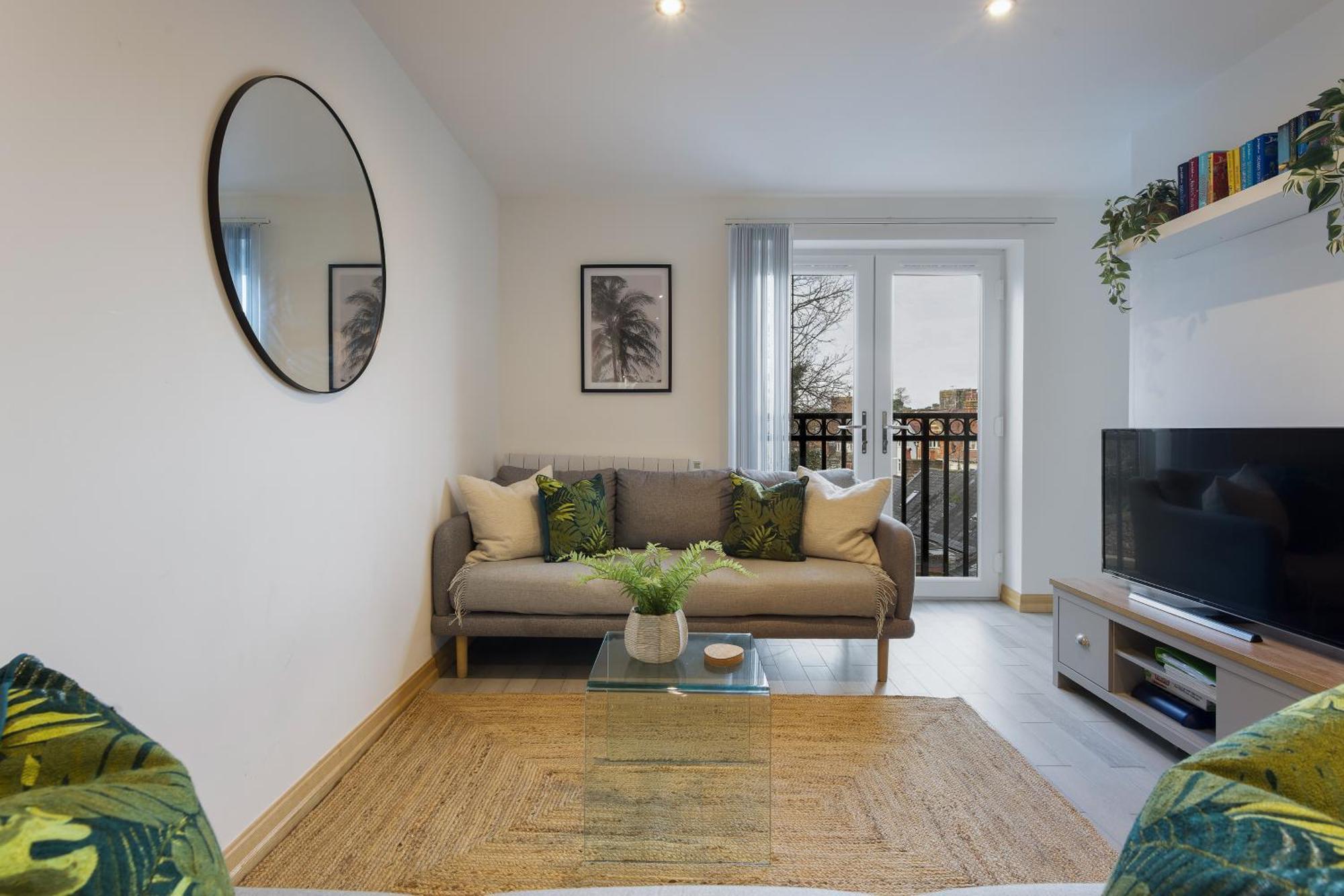 Large, Newly Renovated, Three Bedroom Town Centre Split Level Apartment With Free Parking, Sleeps Seven - Walking Distance To Beach Bournemouth Exteriér fotografie