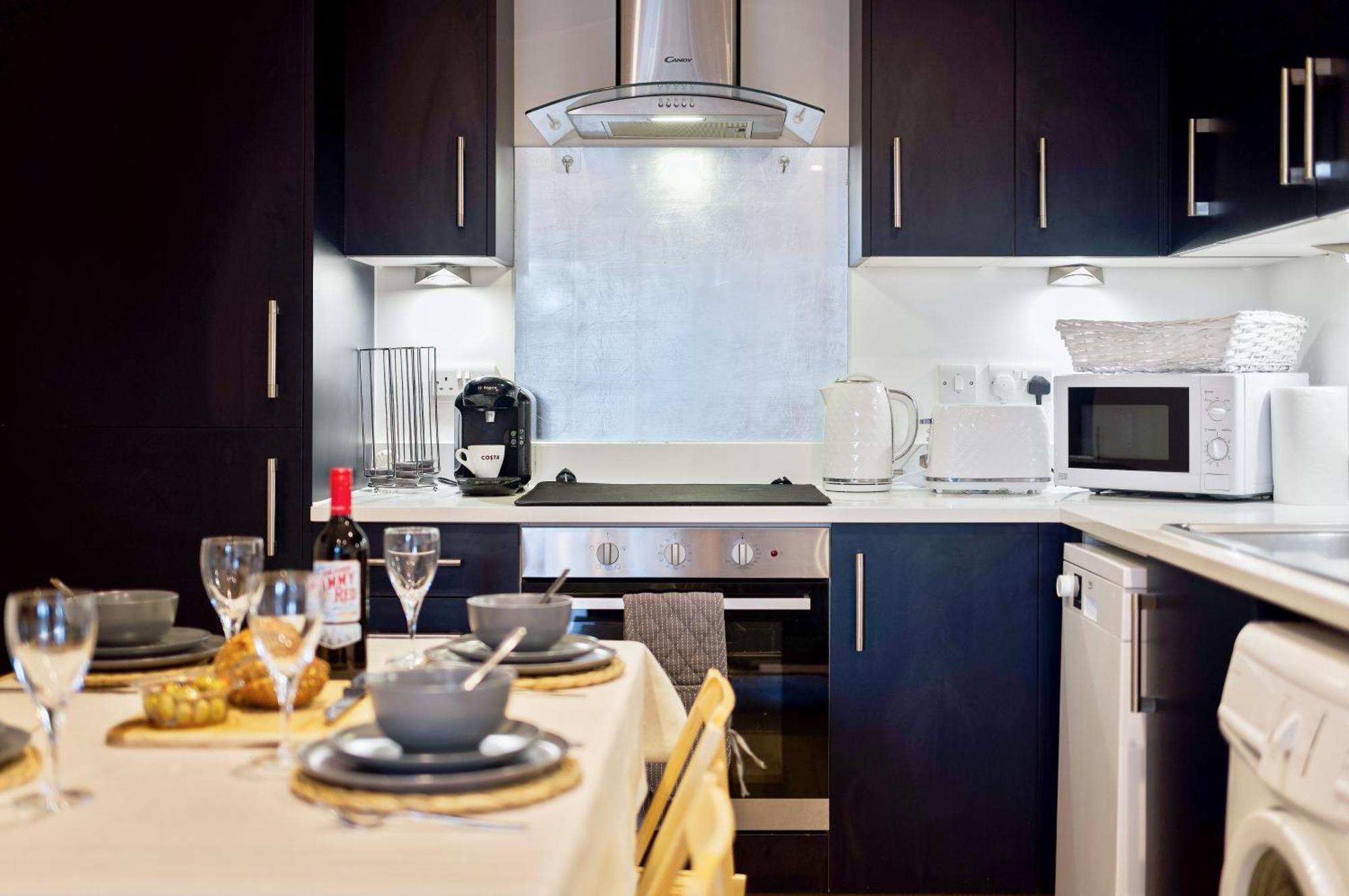 Large, Newly Renovated, Three Bedroom Town Centre Split Level Apartment With Free Parking, Sleeps Seven - Walking Distance To Beach Bournemouth Exteriér fotografie