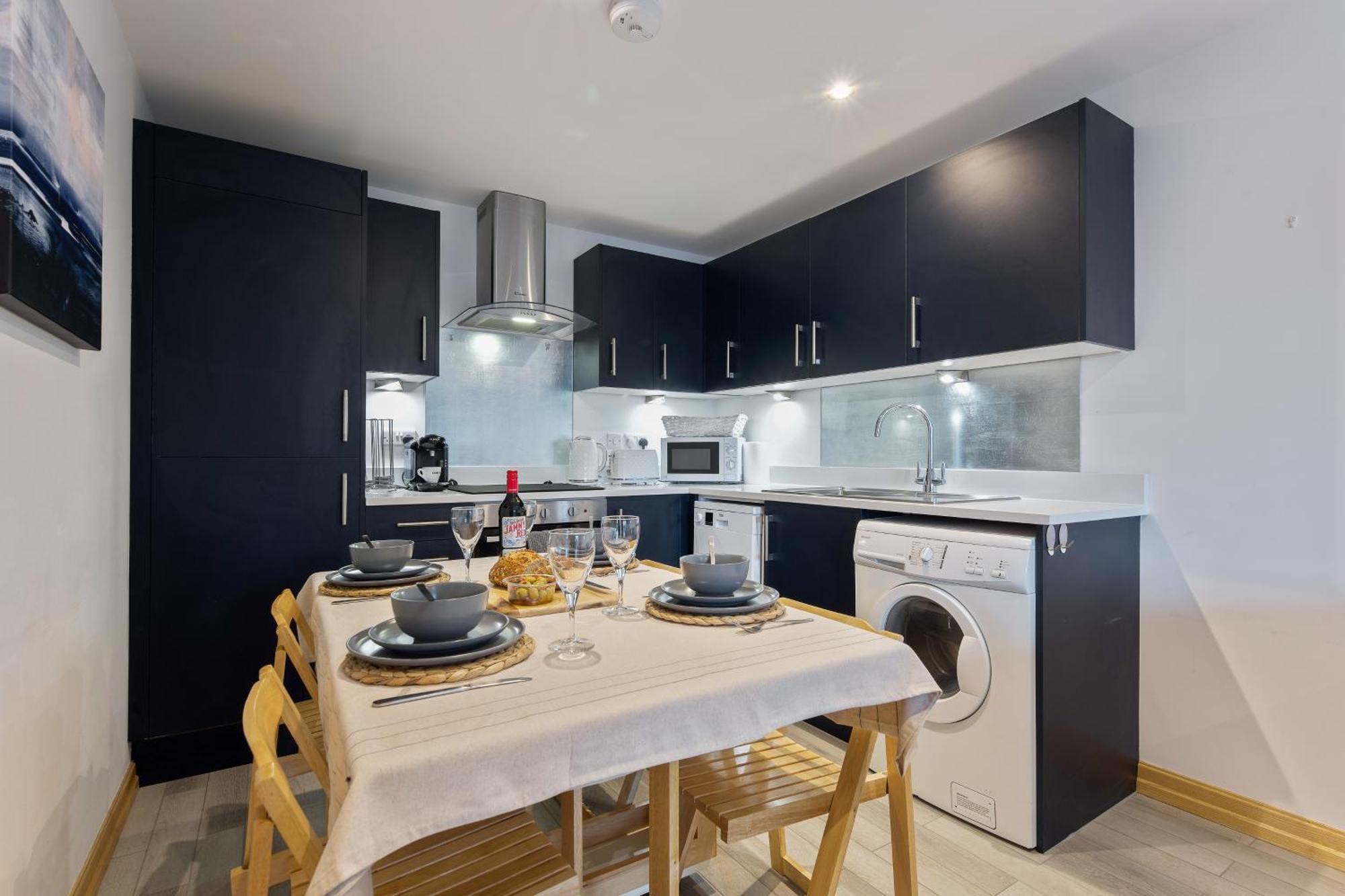 Large, Newly Renovated, Three Bedroom Town Centre Split Level Apartment With Free Parking, Sleeps Seven - Walking Distance To Beach Bournemouth Exteriér fotografie