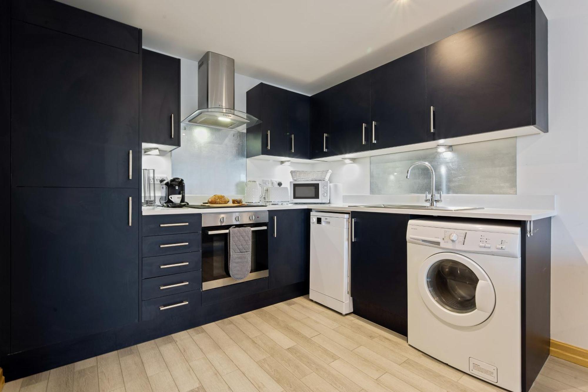 Large, Newly Renovated, Three Bedroom Town Centre Split Level Apartment With Free Parking, Sleeps Seven - Walking Distance To Beach Bournemouth Exteriér fotografie