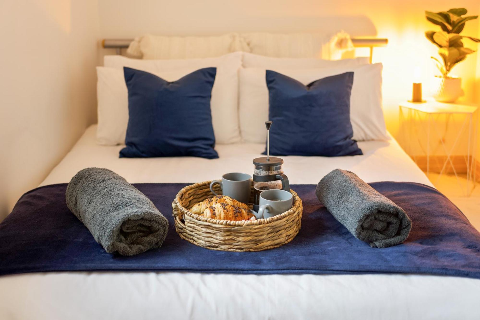 Large, Newly Renovated, Three Bedroom Town Centre Split Level Apartment With Free Parking, Sleeps Seven - Walking Distance To Beach Bournemouth Exteriér fotografie