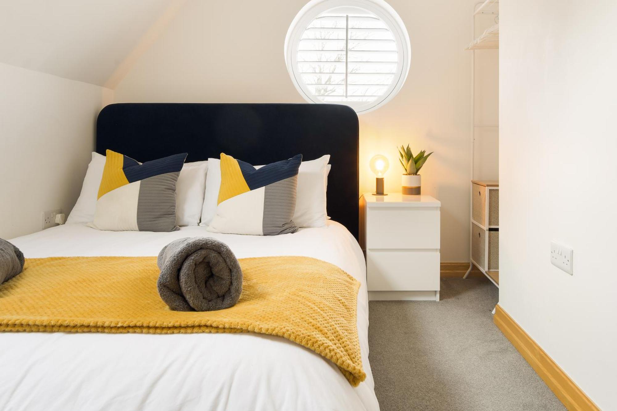 Large, Newly Renovated, Three Bedroom Town Centre Split Level Apartment With Free Parking, Sleeps Seven - Walking Distance To Beach Bournemouth Exteriér fotografie
