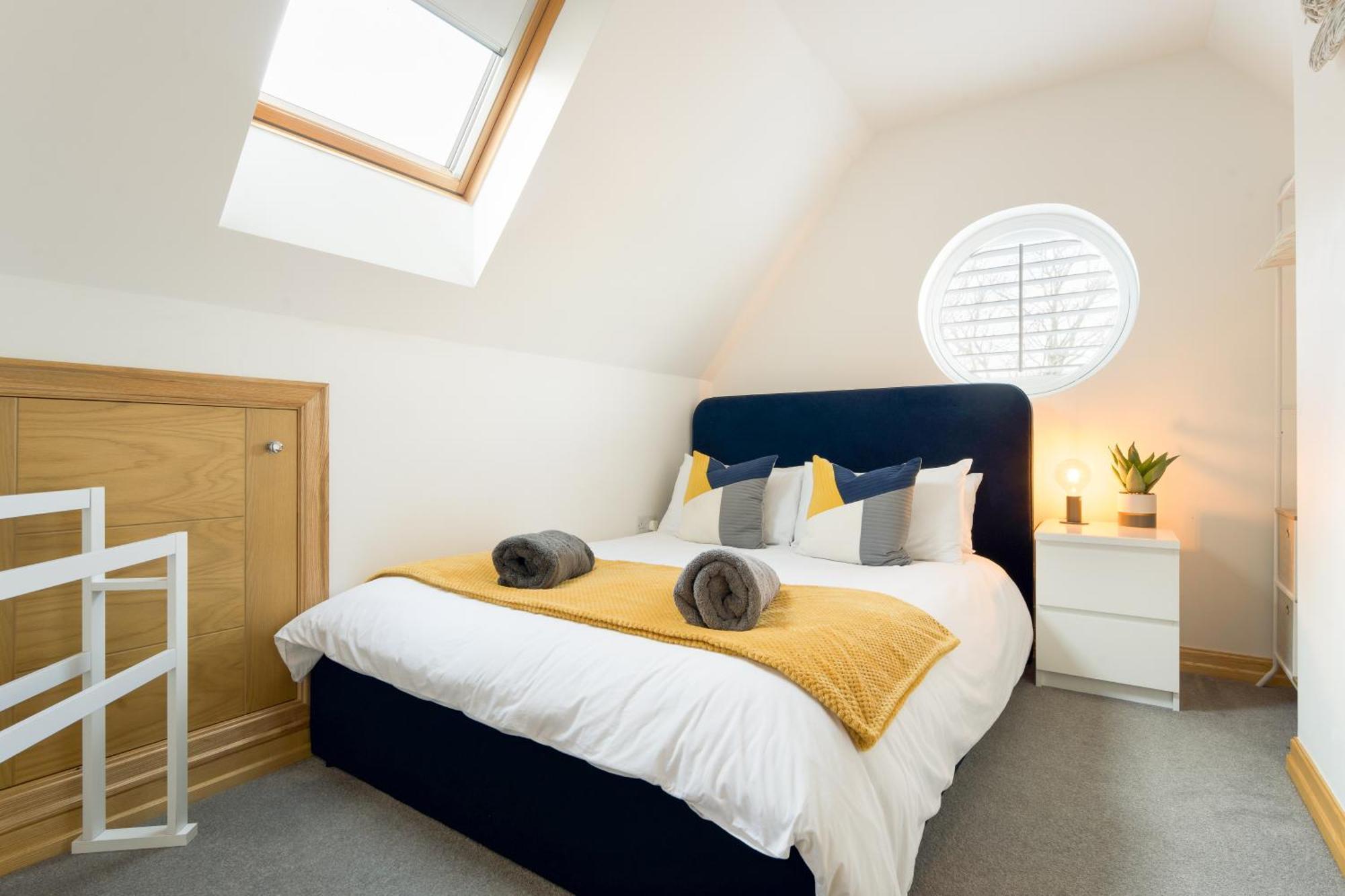 Large, Newly Renovated, Three Bedroom Town Centre Split Level Apartment With Free Parking, Sleeps Seven - Walking Distance To Beach Bournemouth Exteriér fotografie