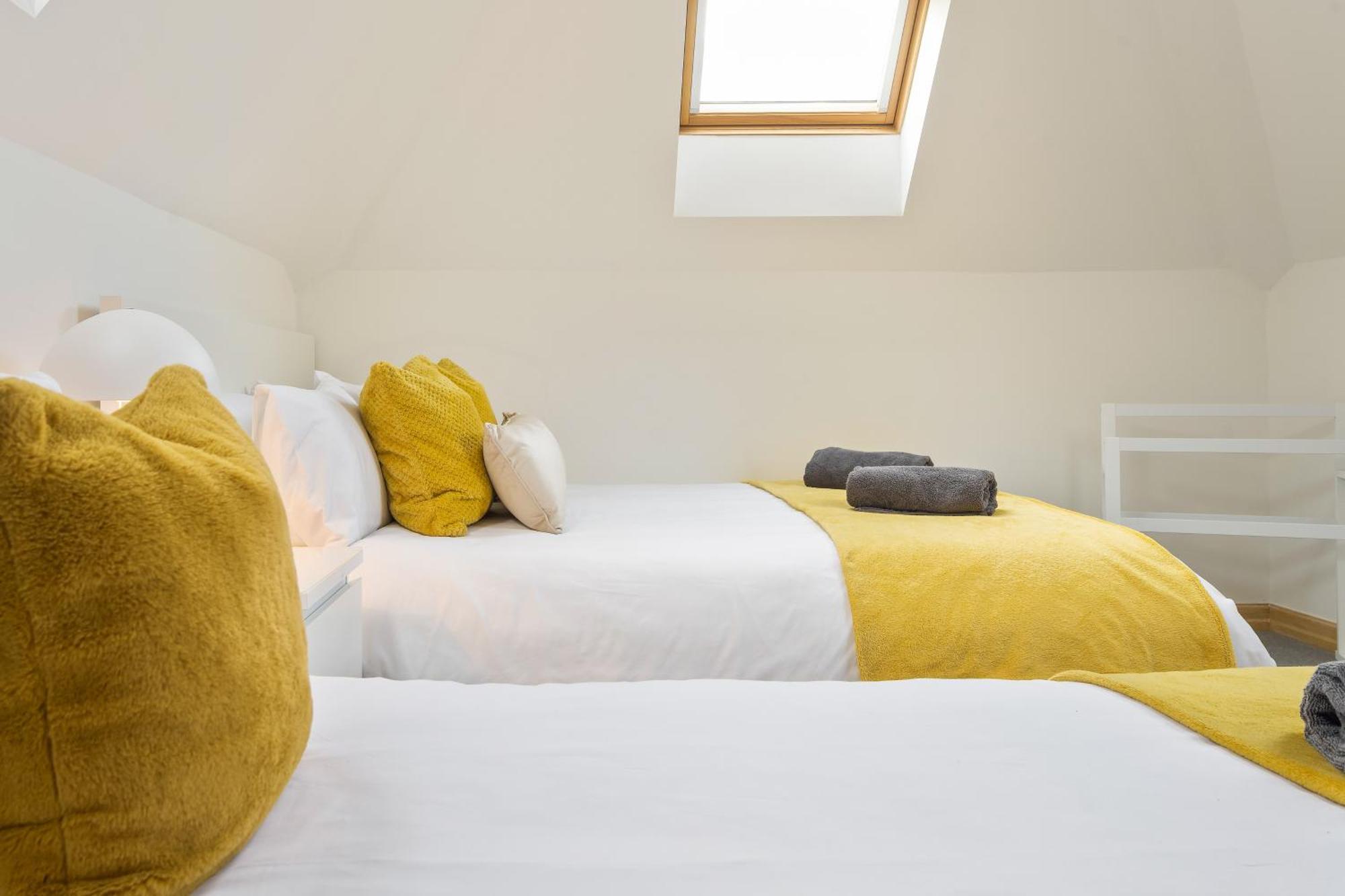 Large, Newly Renovated, Three Bedroom Town Centre Split Level Apartment With Free Parking, Sleeps Seven - Walking Distance To Beach Bournemouth Exteriér fotografie