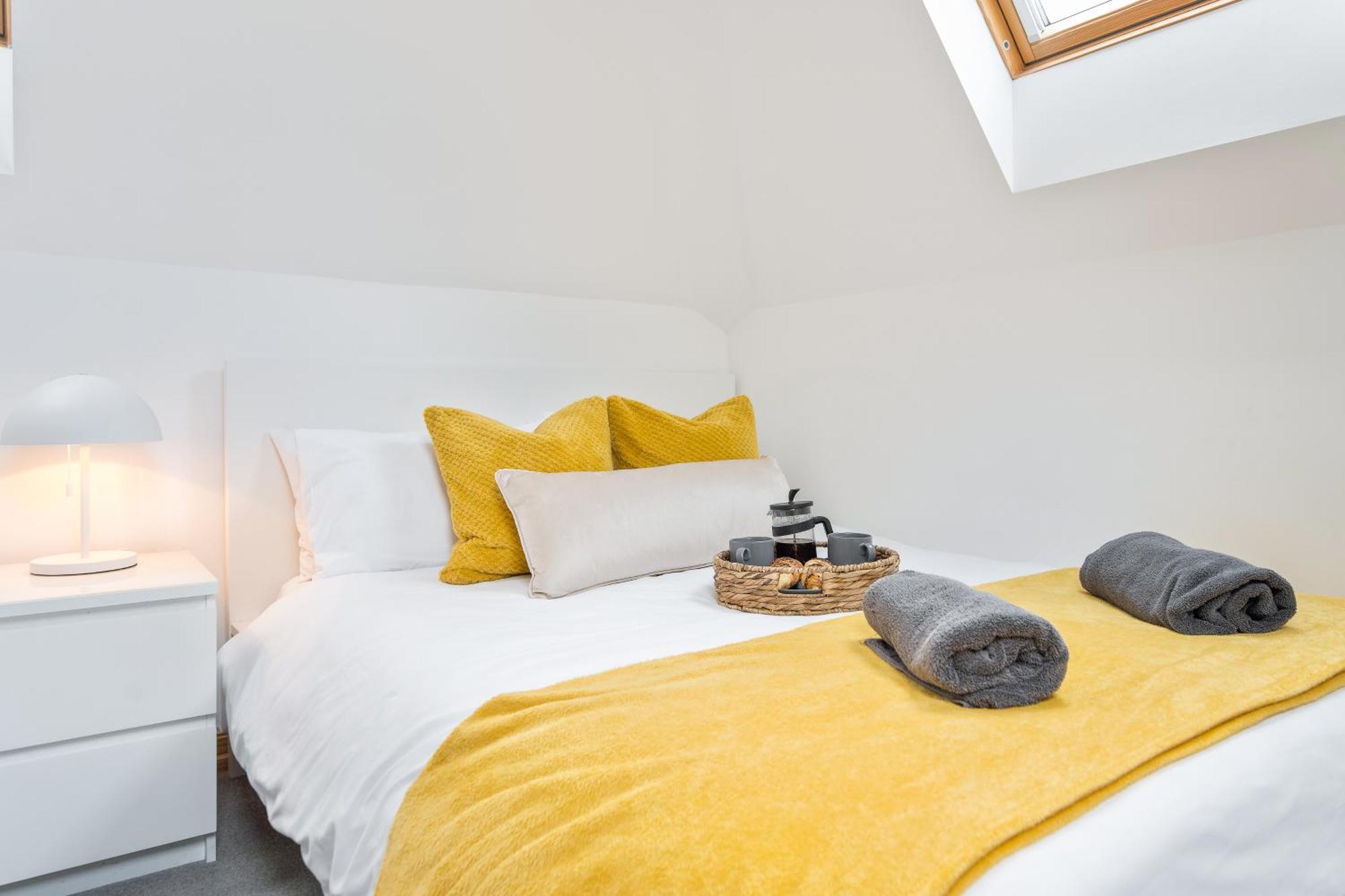 Large, Newly Renovated, Three Bedroom Town Centre Split Level Apartment With Free Parking, Sleeps Seven - Walking Distance To Beach Bournemouth Exteriér fotografie