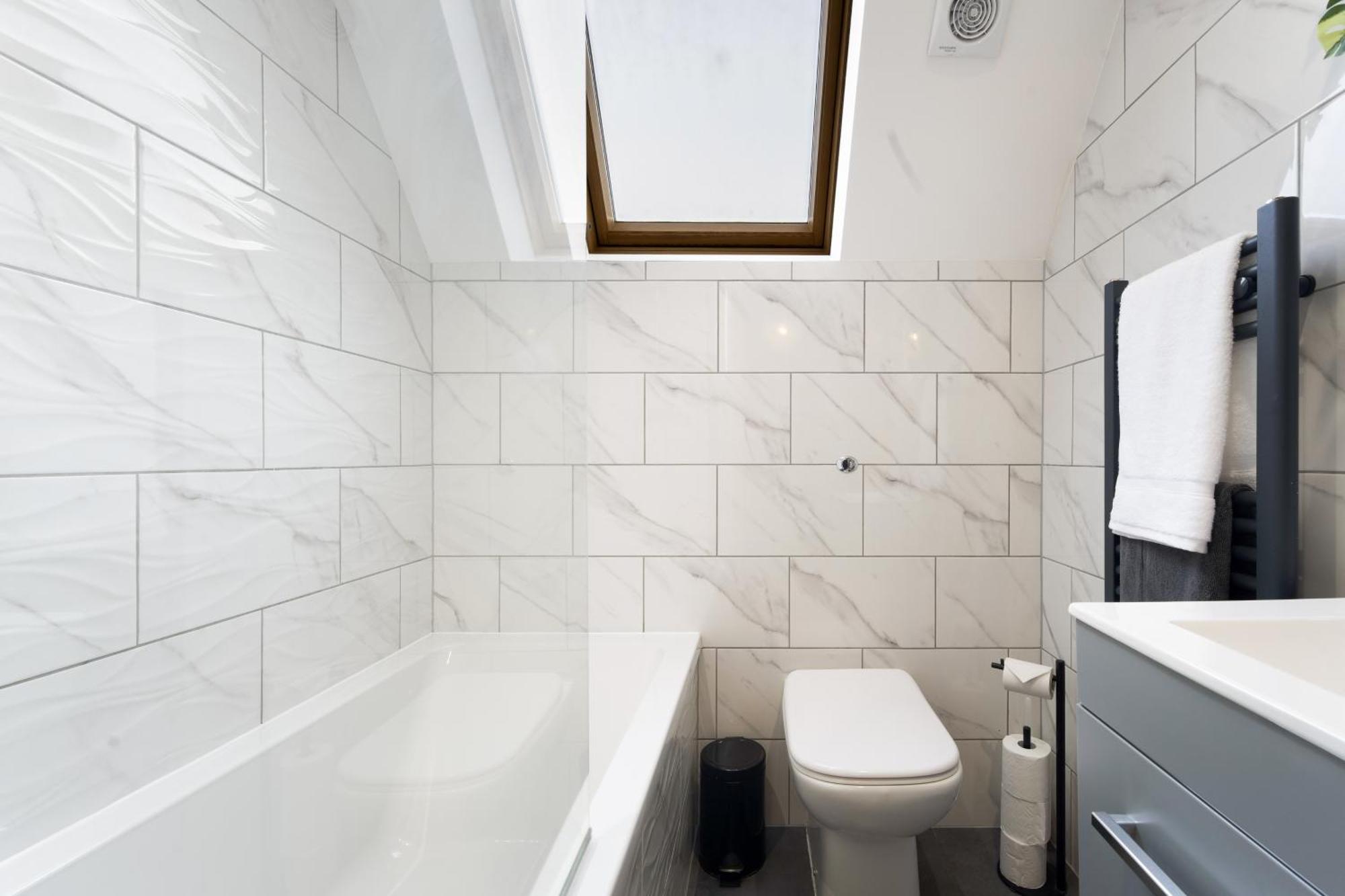 Large, Newly Renovated, Three Bedroom Town Centre Split Level Apartment With Free Parking, Sleeps Seven - Walking Distance To Beach Bournemouth Exteriér fotografie